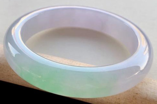 翡翠手镯a货证书怎么辨别真假，可以查看编码和鉴定机构