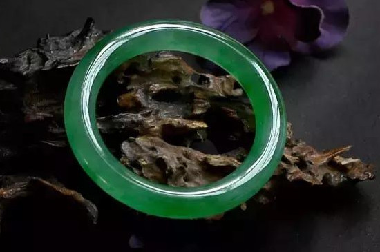 带有裂纹的翡翠不吉利吗，戴有裂纹的翡翠不好