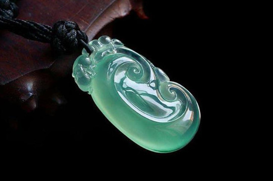 哪些属相不适合戴翡翠，鼠/牛/兔/鸡不适合佩戴翡翠