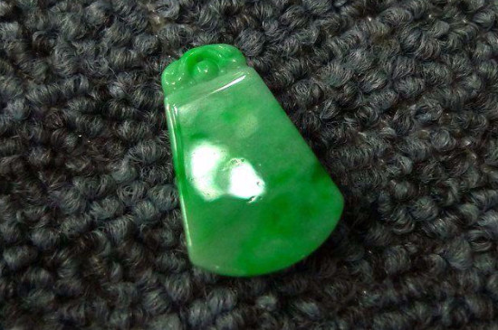 哪些属相不适合戴翡翠，鼠/牛/兔/鸡不适合佩戴翡翠