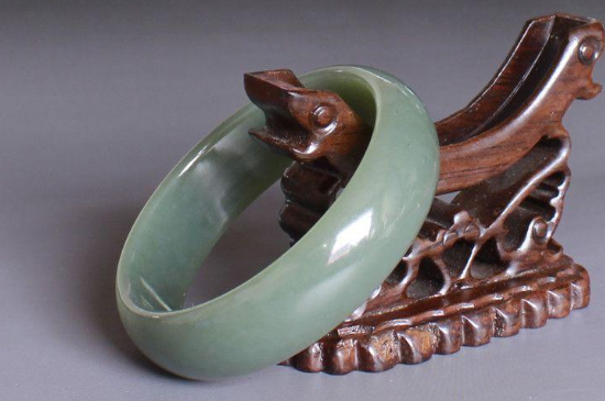 种嫩的翡翠手镯会变种吗