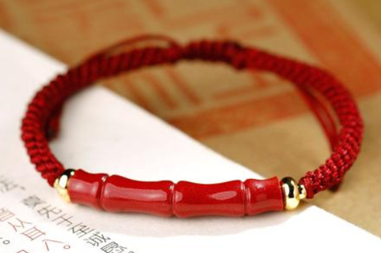 女的右脚红绳什么意思