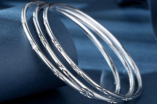 两个银手镯能戴一起吗