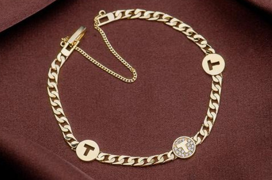 翡翠和金手链能一起戴吗