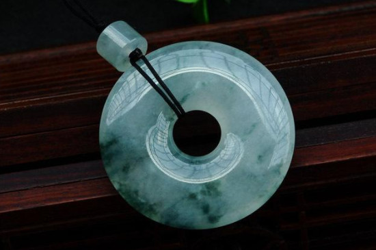 翡翠和金手链能一起戴吗