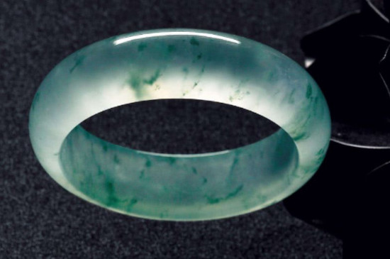 翡翠镯子应该戴在哪只手上