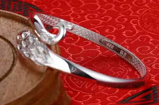 孔雀银手镯的寓意及象征