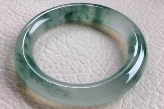 翡翠镯子里有白色棉絮是什么原因
