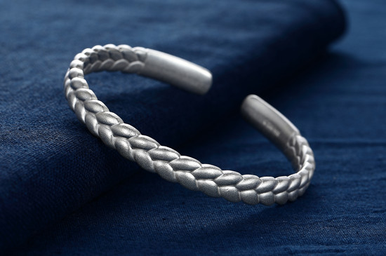 带银手镯一般带哪只手