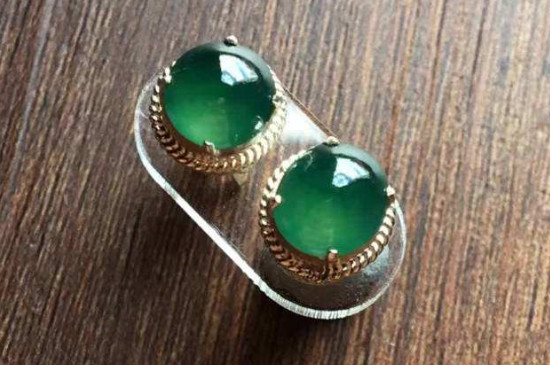 真翡翠打灯和假的区别