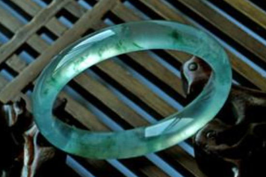 翡翠手镯容易磕碎吗