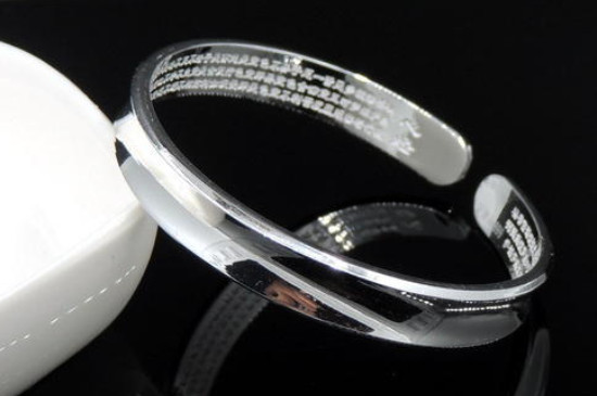 银手镯变黄了是怎么回事