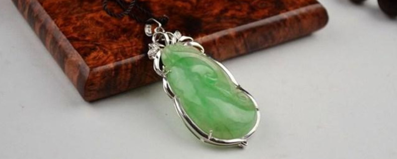 怎么区分真假翡翠吊坠