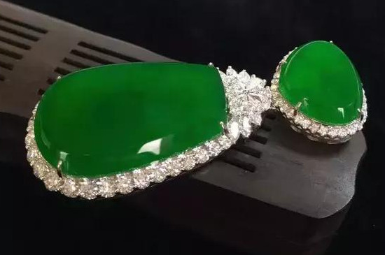 怎么区分真假翡翠吊坠