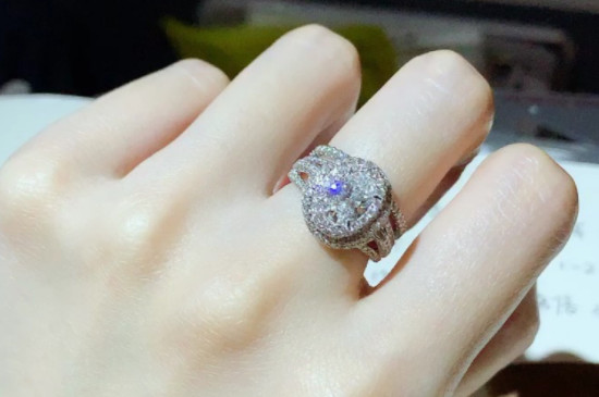 女生左手戴戒指的寓意