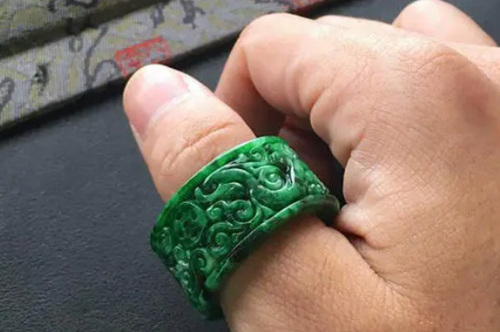 女生左手戴戒指的寓意