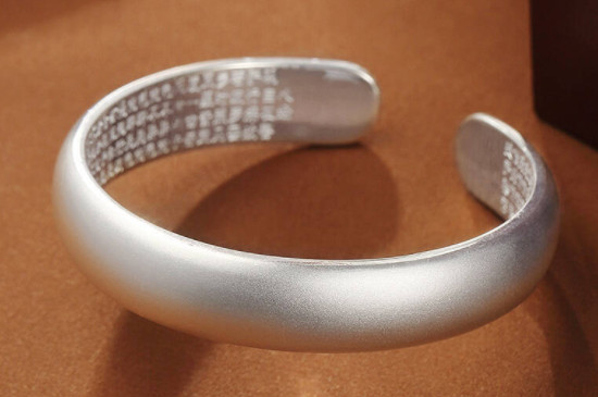 银手镯沾上84发黑怎么办