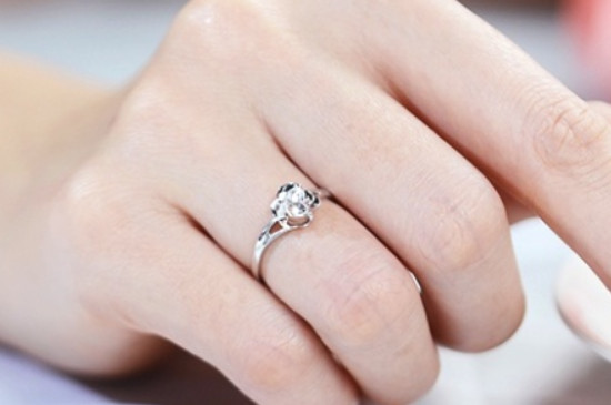 男生戒指的戴法图解左手