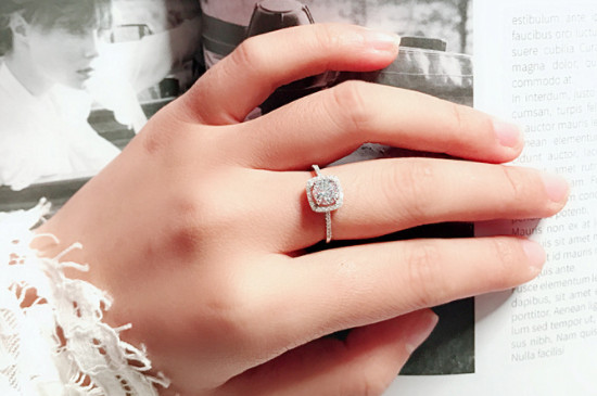 情侣钻戒应该戴在哪个