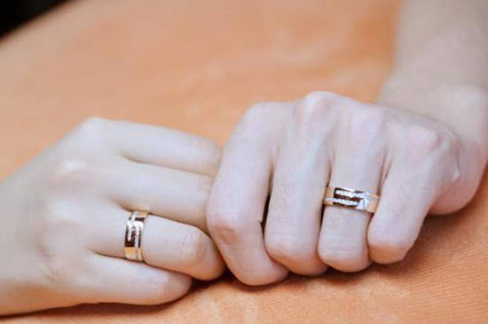 情侣钻戒应该戴在哪个