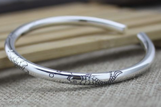 戴的银镯子突然变黑怎么回事