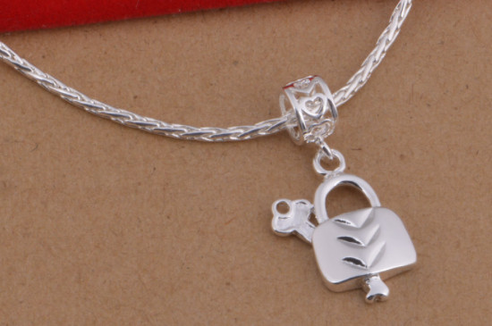 戴银项链会变黑是什么原因呢