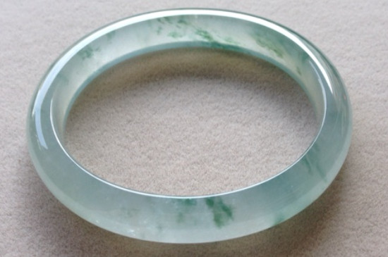 翡翠手镯有棉线可以买吗