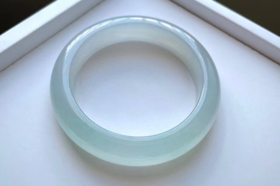 翡翠手镯有棉线可以买吗