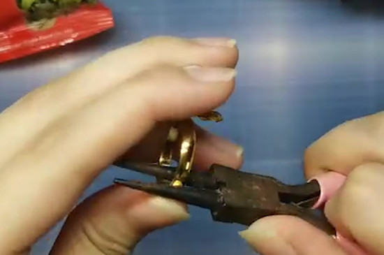 黄金首饰戴久了会变色吗