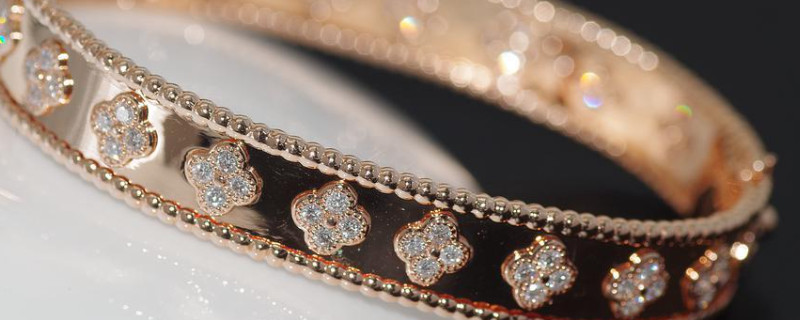 黄金手镯手腕发黑什么原因