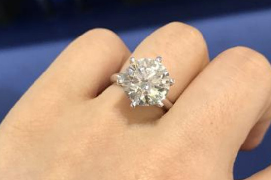 钻石颜色怎么看