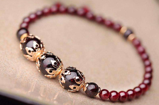 金镯子能和水晶一起戴吗