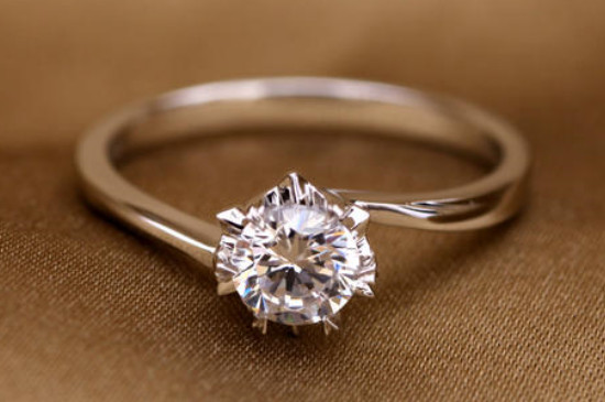 周大福的钻戒是莫桑石吗