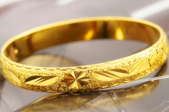 新买的黄金手镯有划痕正常吗