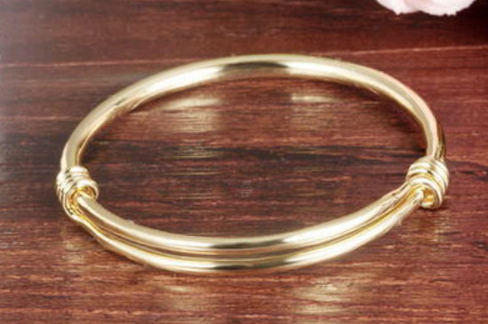 金手镯和表可以同时戴吗