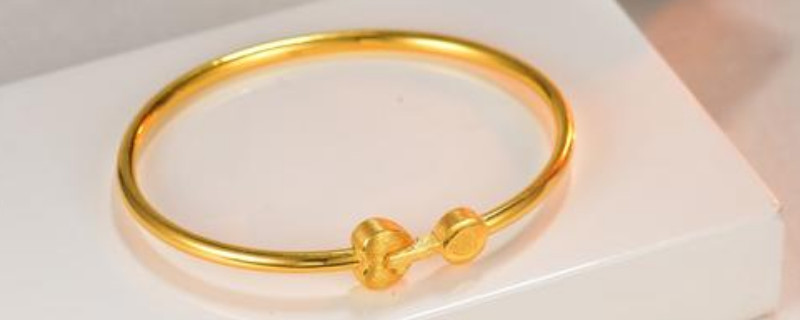 带999金手镯手腕黑怎么回事