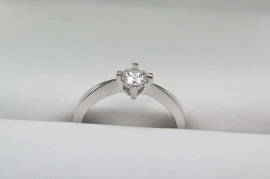 au750钻戒是真钻吗，au750不一定是真的钻石