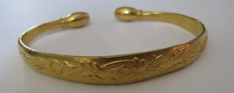 黄金手镯太紧怎么取下来