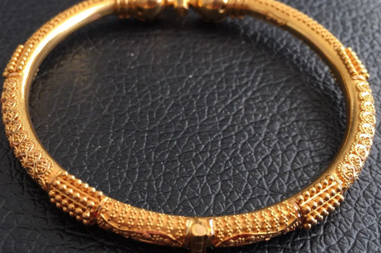 黄金手镯内壁没孔是实心吗