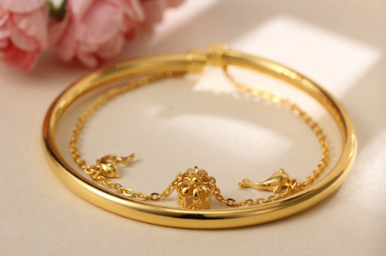 黄金手镯圈口买大还是买小