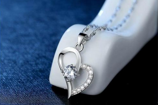 40岁女人戴铂金项链还是黄金