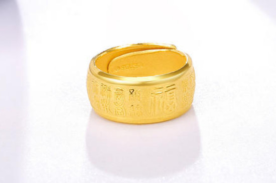 男人戴黄金戒指寓意