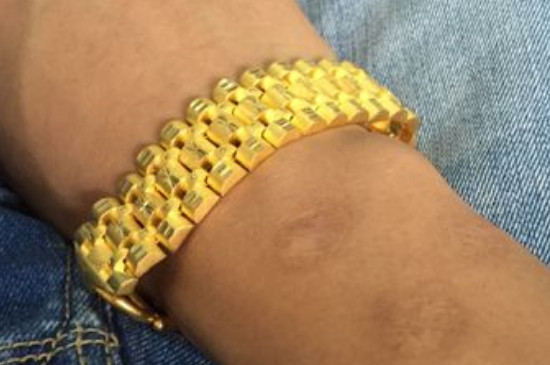 男人戴黄金手链寓意