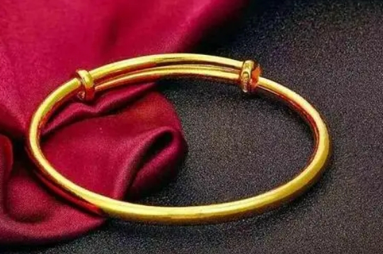 黄金手镯上有红色锈迹是不是假的