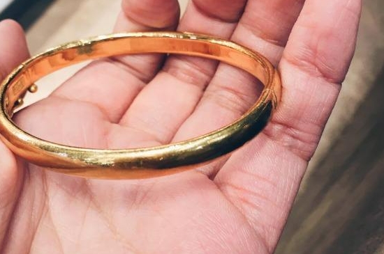 黄金手镯上有红色锈迹是不是假的