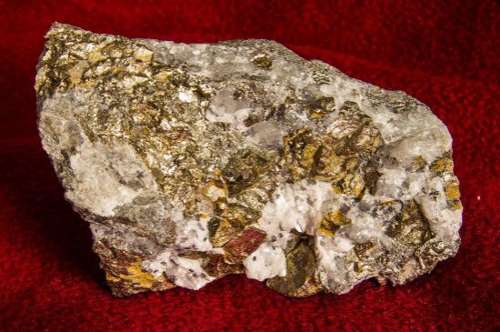 什么叫矿石金掉色吗