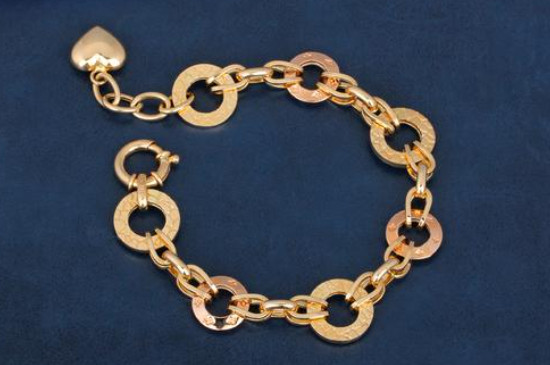 黄金手链多大适合，要根据佩戴者手型决定