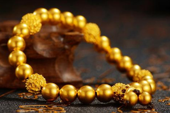 黄金手链多大适合，要根据佩戴者手型决定