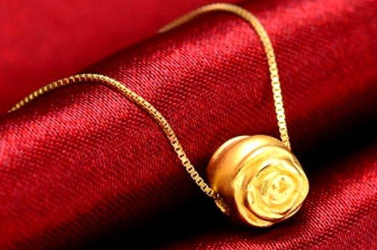 年轻人戴黄金老气吗,选对黄金款式就不老气