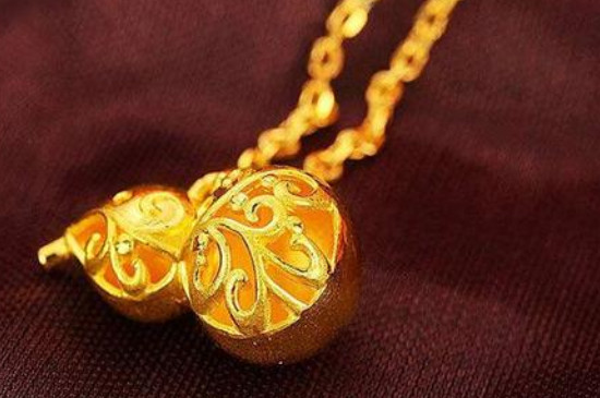 年轻人戴黄金老气吗,选对黄金款式就不老气